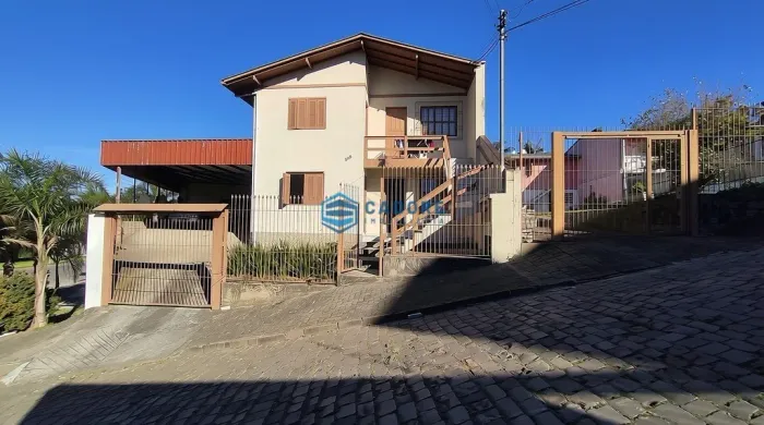 CASA COM DOIS DORMITÓRIOS NO SÃO CRISTÓVÃO