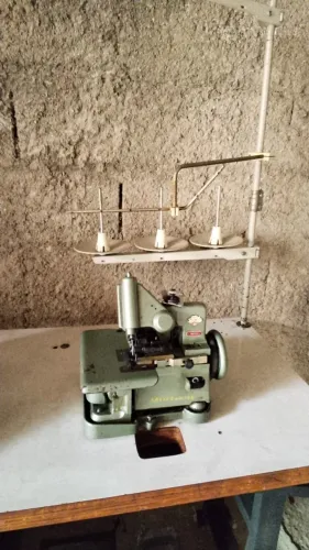 Máquina de costura overclock