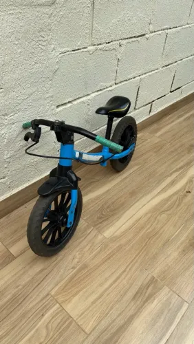 Bicicleta infantil de equilíbrio
