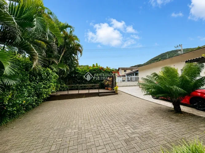 Casa semi-mobiliada para locação | 3 dormitórios | Amplo terreno | Itacorubi | Florianópol