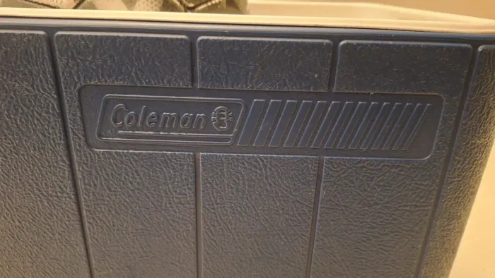 Cooler Coleman e 3 bolas de futebol