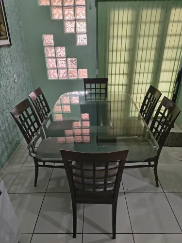 Mesa de jantar de vidro com 6 cadeiras