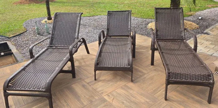 03 (três) ESPREGUIÇADEIRAS DE PISCINA 