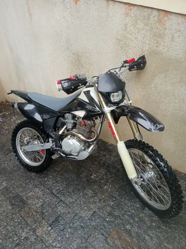 CRF 230 suspençao invertida.