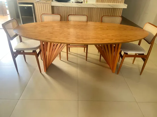 Mesa de jantar de madeira