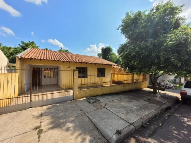 Casa para alugar em Maringá, Conjunto Habitacional Inocente Vila Nova Júnior, com 3 quarto