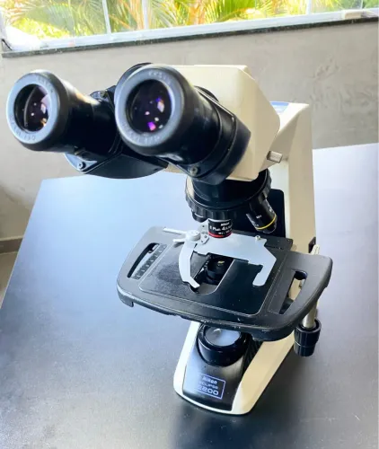 Microscópio Nikon Eclipse E200