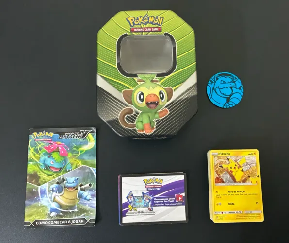 Lata Pokémon + 64 cartas + 1 moeda