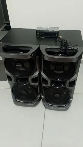 Contém 2 caixas da Sony 1 som Pioneer 1 mudulo ts 1200 e uma fonte chaveada