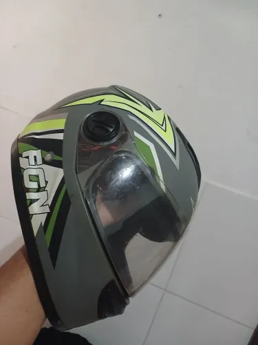 Vendo capacete esportivo. 