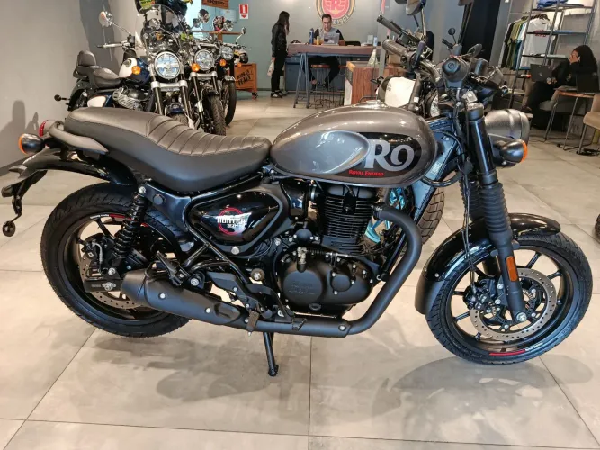 Presença e liberdade em cada acelerada. Royal Enfield *