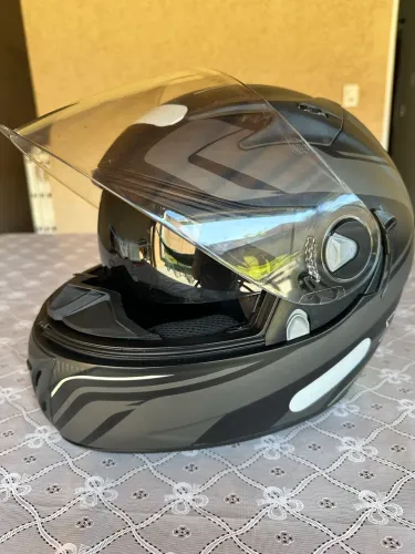 Capacete EBF com viseira preta interna