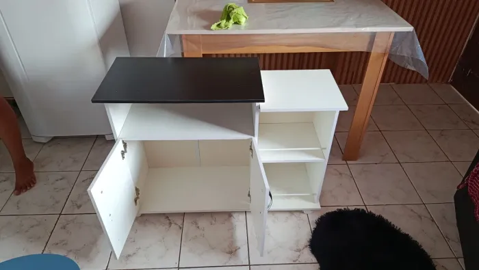 vendo Pequeno armário de cozinha com apenas 2 meses de uso. No precinho! Chama no chat.