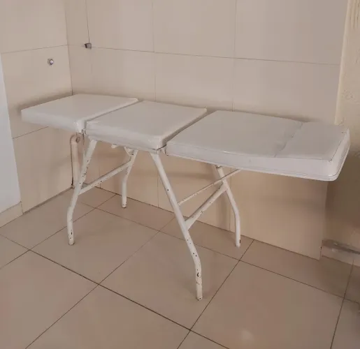 Vende-se uma maca para depilação, salão de beleza. 