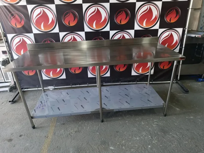 Mesa 1,90x70x85 com espelho & prateleira inferior no estado de nova