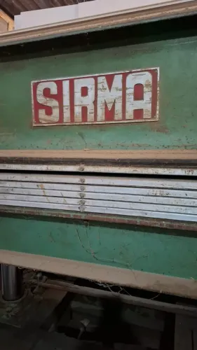 Prensa hidráulica marca Sirma composta de 06 pratos, 05 vãos e 04 pistões