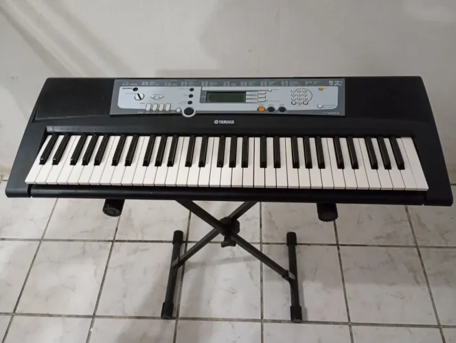 Vendo teclado IAMANHA psr é 213