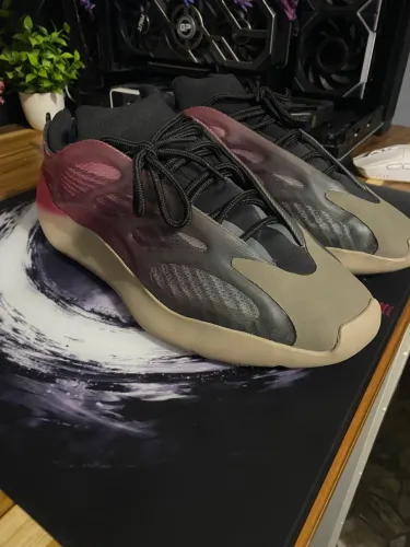 Adidas yeezy 700 v3