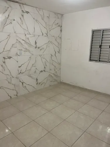 Alugo casa de 4 cômodos.