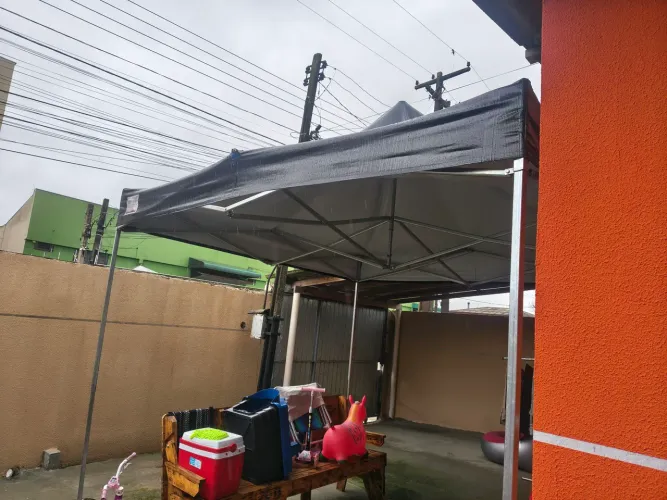 Vende-se tenda bem grande e reforçada