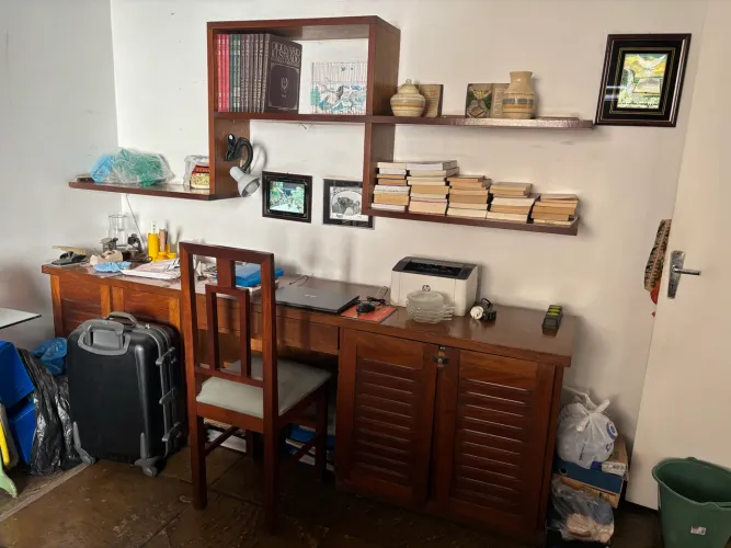 Estante de madeira com bancada e cadeira