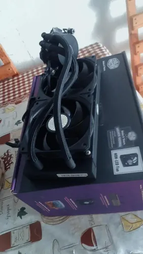 Water cooler vendendo porque não é compatível com a minha placa mãe tem apenas um mês