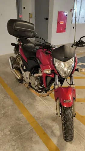 Moto CB 300 em bom estado 