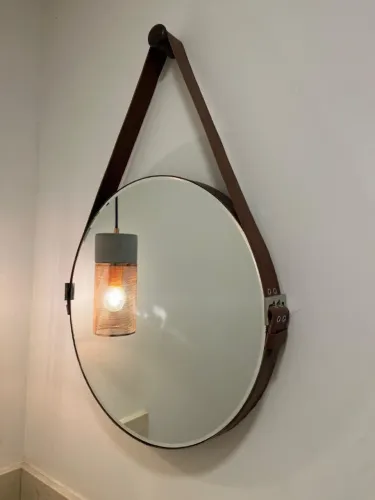 Espelho Adnet Redondo de Design (50x50cm)-Alça em Legítimo Couro Marrom com Fivela Cromada