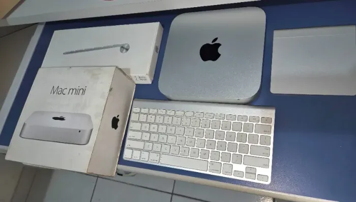 Computador (Mac mini) com acessórios teclado e mouse Bluetooth 