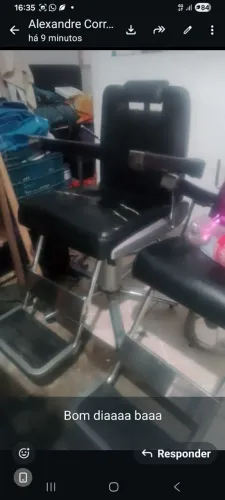 Cadeiras de barbeiro e lavatório