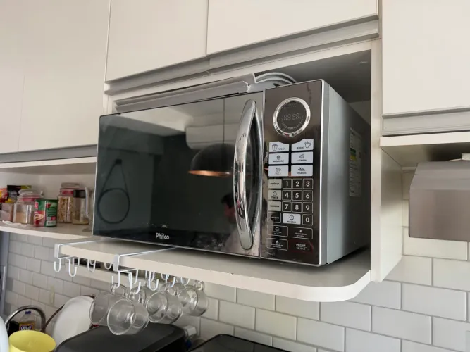 DOAÇÃO- Micro-ondas Philco 30L 220V (Liga, mas com defeito no painel)