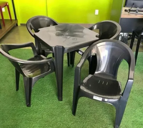 Jogo de mesa 70x70 de plástico com 4 poltronas de plastico