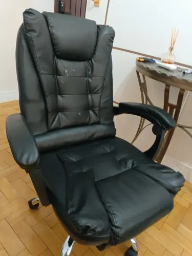 Cadeira executiva com massagem precisa colar o apoio de braço