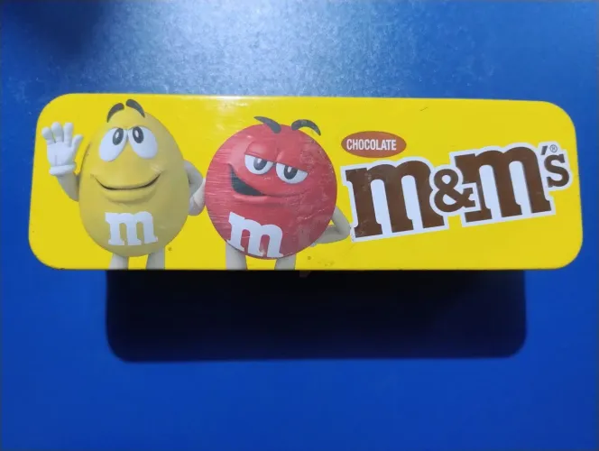 LATA DE DOCES VAZIA - TEMA MMs - TAMANHO: 5 LARGURA X 5 ALTURA X 17 COMPRIMENTO