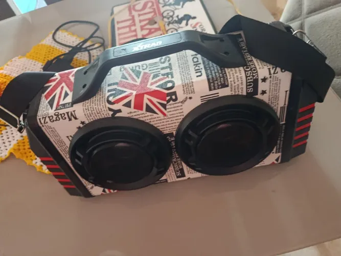 Vende-se uma caixa de som pouca usada ótimo estado vem carregador e microfone