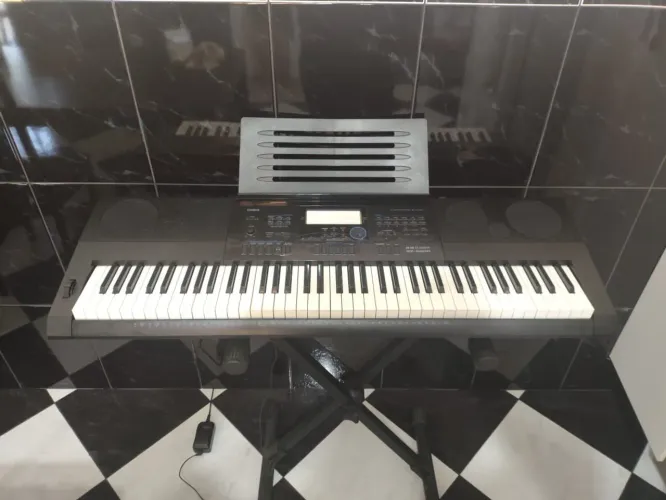 Teclado Casio WK 6600 com pedestal 