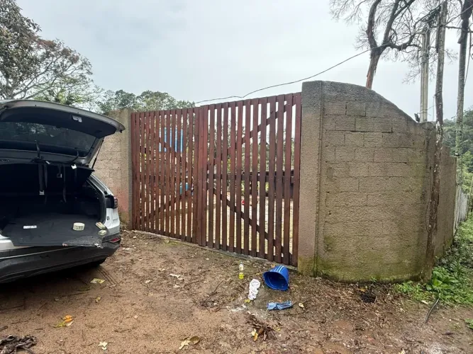 Vendo uma chácara em Ibiúna com chalé em andamento
