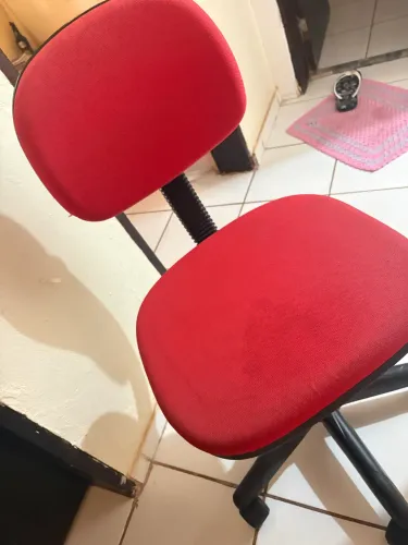 Poltrona de escritório giratória na cor vermelha.
