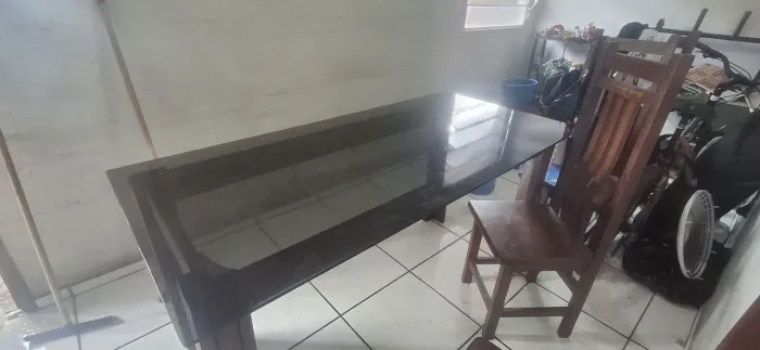 Vendo mesa de jantar, tampa de vidro, suporte de madeira e 6 cadeiras