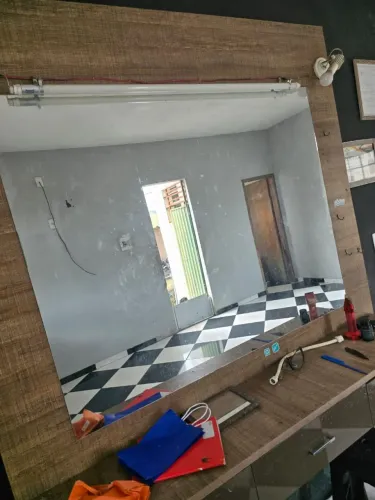 Vendo cadeira longarina 3 lugaras e bancada com espelho e luminaria