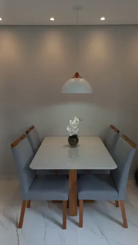Mesa com cadeiras em madeira maciça 