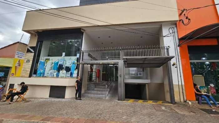 Sala comercial ampla, com vista Afonso Pena.