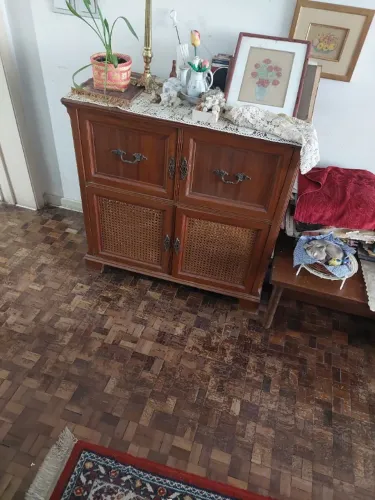 COMODA MADEIRA MACIÇA (LOURO) 4 PORTAS ANTIGA