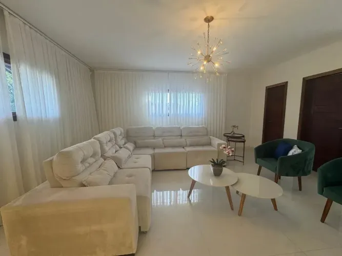 Casa de Alto Padrão à Venda em Candelária | 4 Suítes | Terreno 1.000 m²