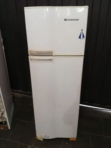 Vendo geladeira pra retirada de peça ou conserto 