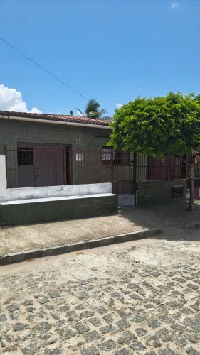 Casa com alpendre e uma enorme garagem e quintal enorme com árvores frutíferas, granjinha 