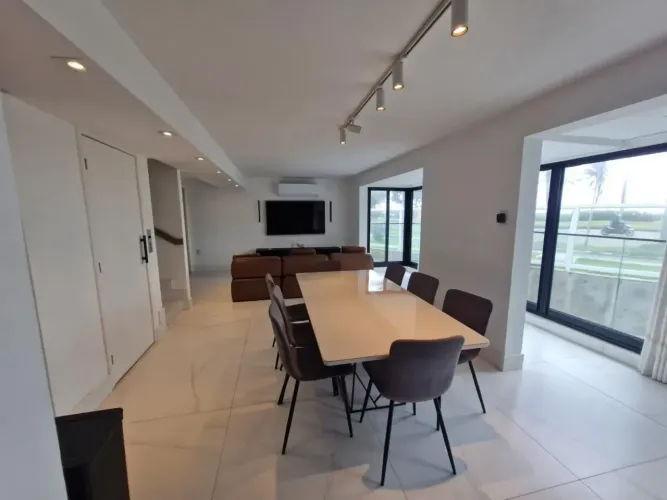 Casa com 5 quartos (sendo 5 suítes), alto padrão, infraestrutura, pé na areia na Barra da