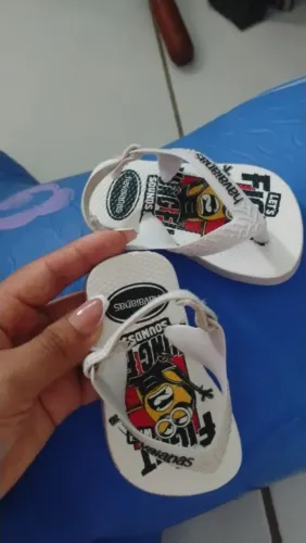 Havaiana infantil com elástico traseiro