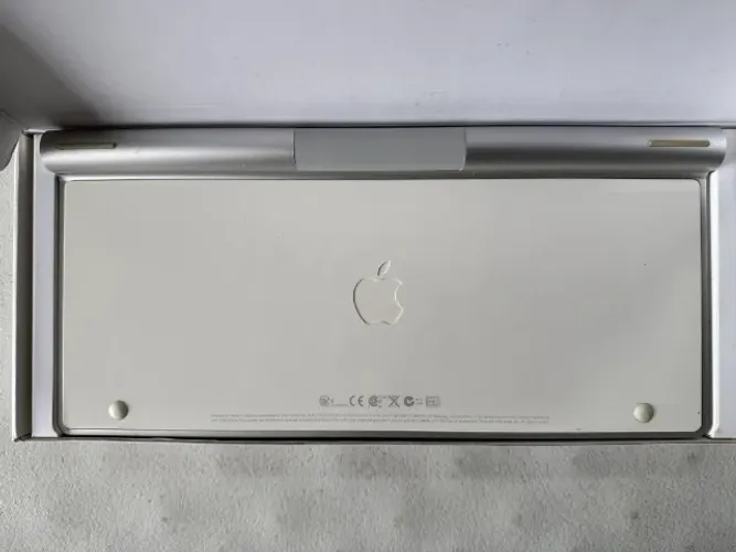 Teclado Apple Wireless Keyboard A1314 Bluetooth (Pilhas) - Com Defeito, para Peças