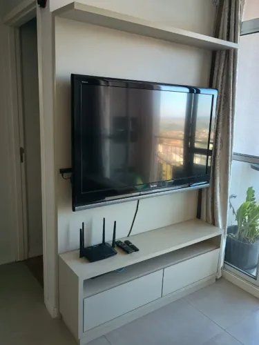 Painel de TV e Rack Planejados em MDF - Acabamento Cinza - Excelente estado